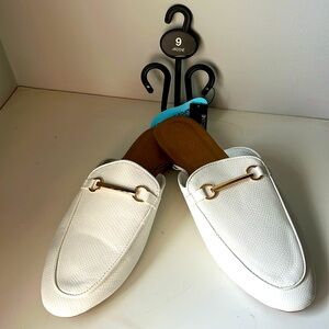 NWT Ardene white slip on shoes mules flats with gold tone bar detailing